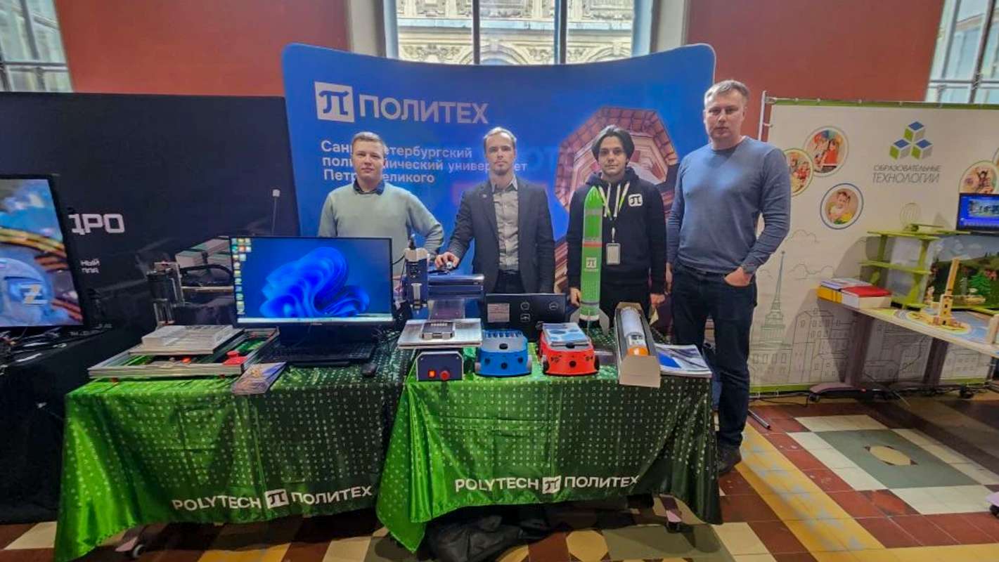 Стенд СПбПУ на пленарном заседание ПМОФ в СПГХПА им. А. Л. Штиглица