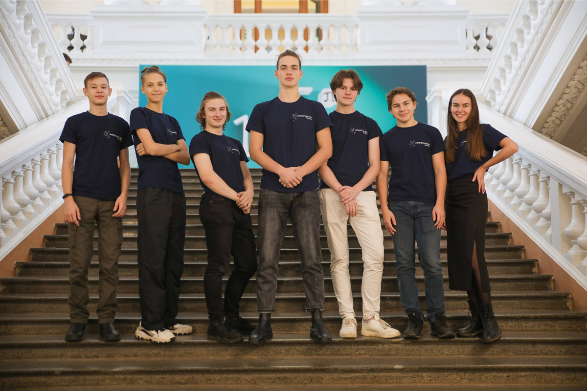 Савва Ласточкин (по центру)